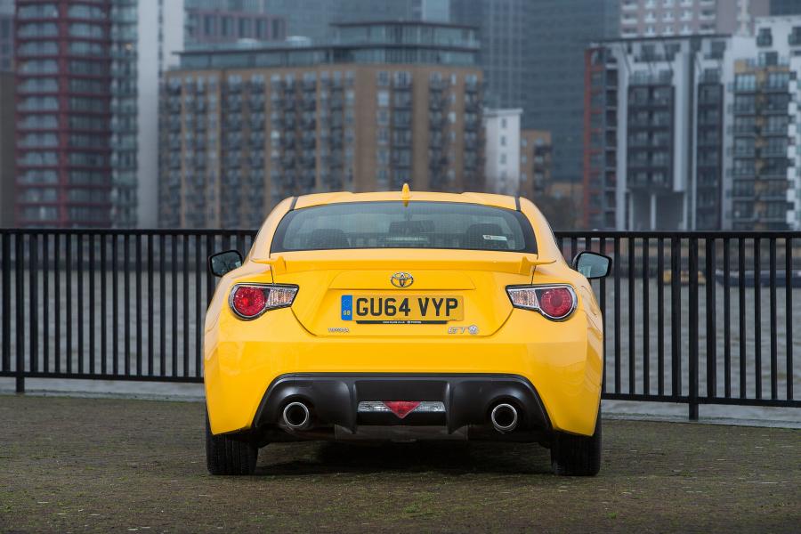  Toyota GT 86 Giallo 2014 года  (фото 12 из 14)